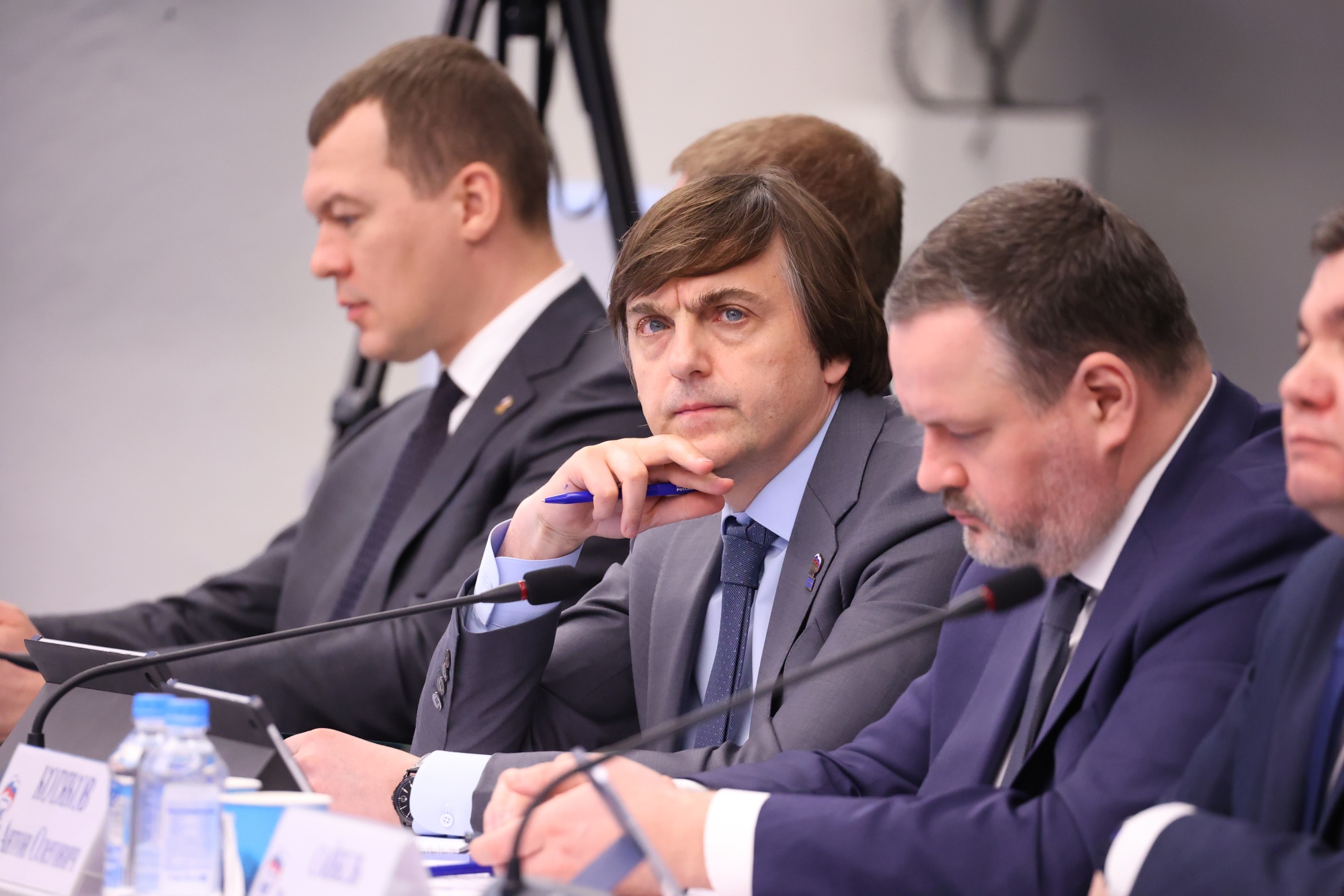 Сергей Кравцов сообщил, что в 2025 году запланированы капитальный ремонт и оснащение порядка 1 300 школьных зданий.